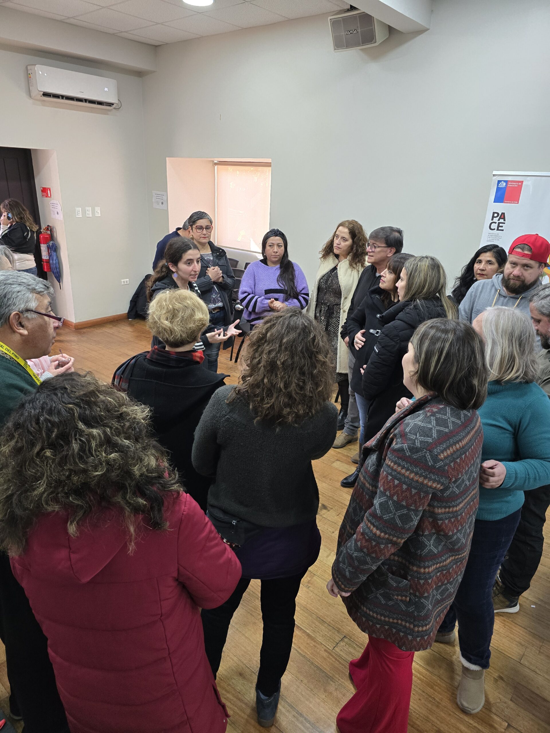 Formación docente para el bienestar estudiantil: Jornada de Primeros Auxilios Psicológicos en el marco del Programa PACE UMCE y SLEP Del Pino.