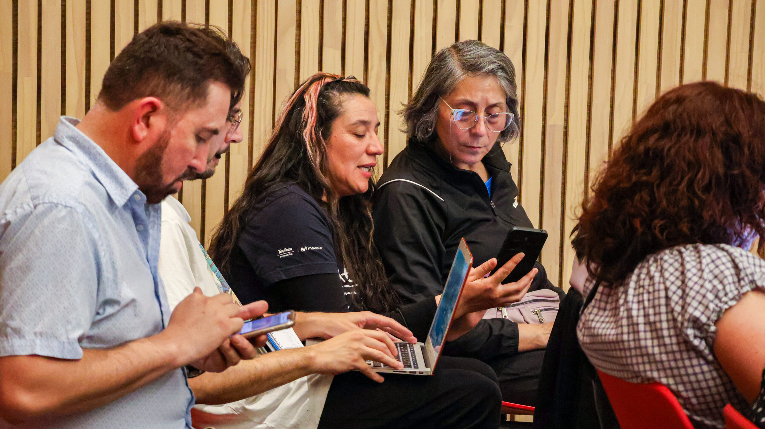 Docentes del SLEP Del Pino participan en Taller de Formación “Crea tu propio material educativo con IA”.